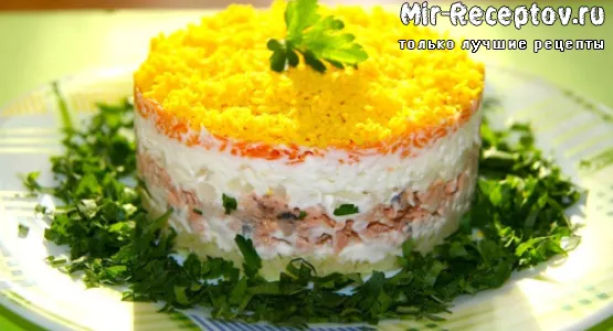 Слоеный салат с курицей и сыром