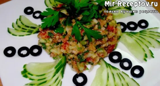 Салат из болгарского перца с яблоками, зеленью, луком и сметаной