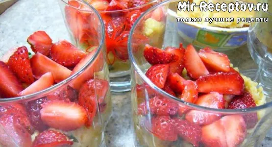 Нежный яблочный мусс с клубникой