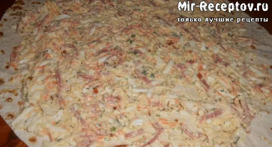 Раскладываем массу по лавашу