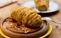 Картошка, запеченная в фольге с сыром и ветчиной