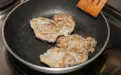 Обжариваем куриное филе