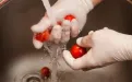 Тщательно моем томаты черри