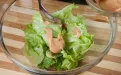Смешиваем листья салата с соусом