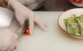 Режем томаты черри пополам