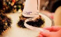 Сладкие сани с подарками с новогодней елкой из конфет