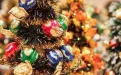 Сладкие сани с подарками с новогодней елкой из конфет