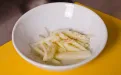 Смешиваем нарезанные яблоки с корицей