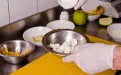 Смешиваем изюм с творогом и ванильным сахаром