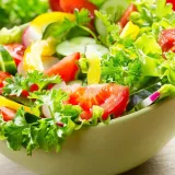 Салат из болгарского перца с помидорами и зеленью