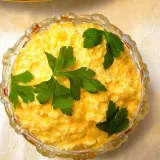 Салат из сыра с чесноком и луком